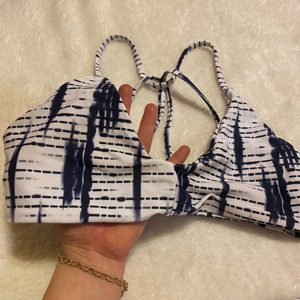 Bikini - Picture 6 of 10